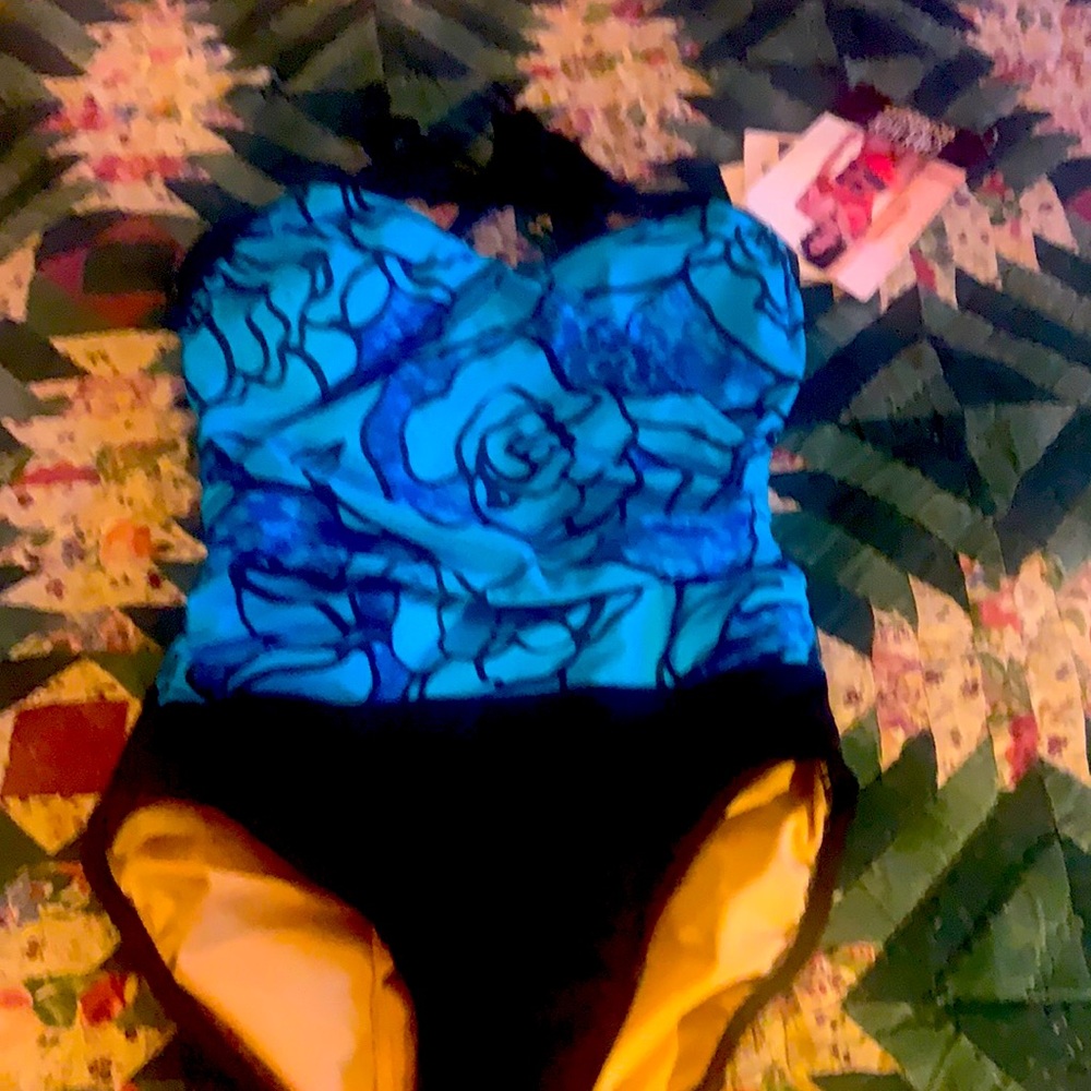 BN ladies Carol Wior Size 10 Swimsuit BN